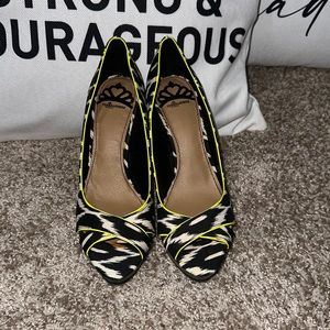 Black and white print heel trimmed in neon green 💚